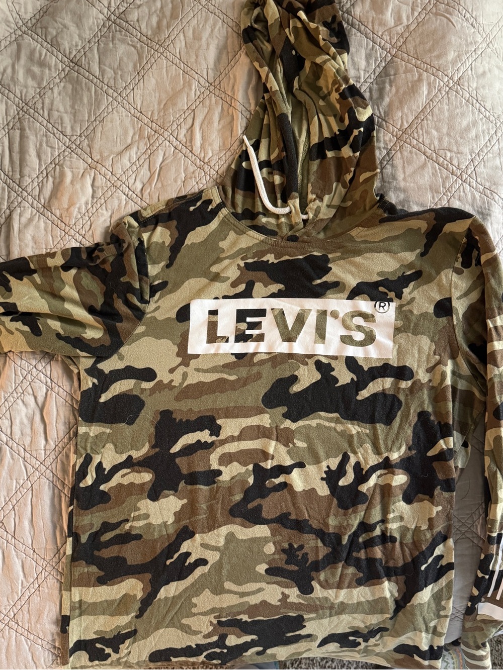 Levi’s Lightweight hoodie camo print